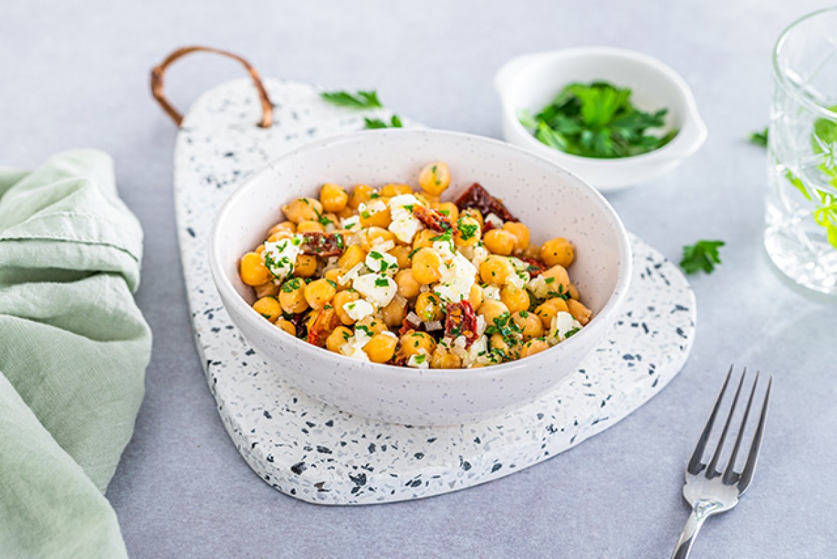 Insalata di ceci con pomodori secchi e feta