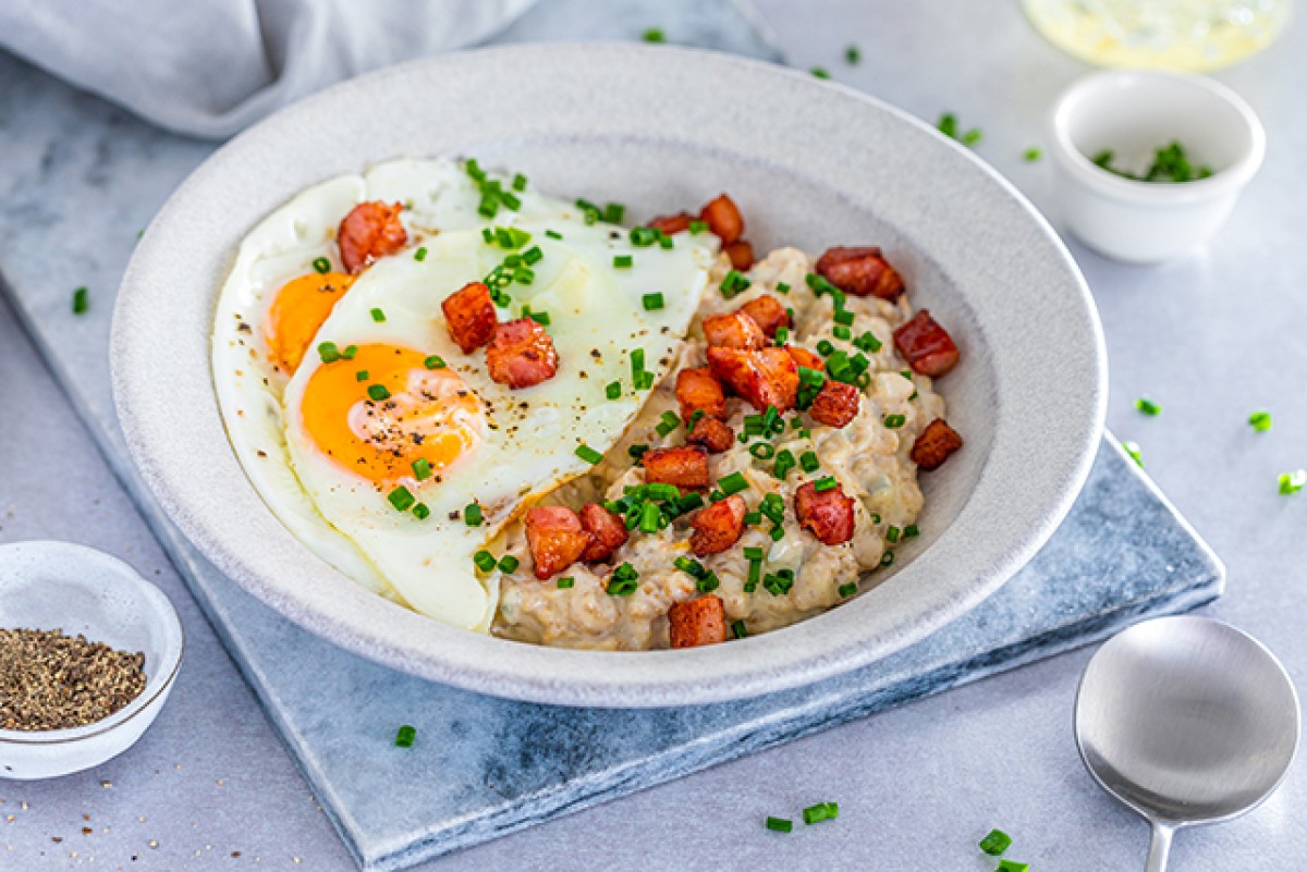 Savoury porridge with bacon, blue cheese and egg