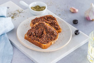 Emparedados con pasta de aceitunas y tomates secos