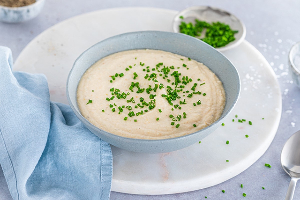 Crema de chirivía con cebolla caramelizada y manzana
