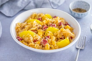 Aardappelen met gekookte zuurkool met ananas en gerookt rundvlees