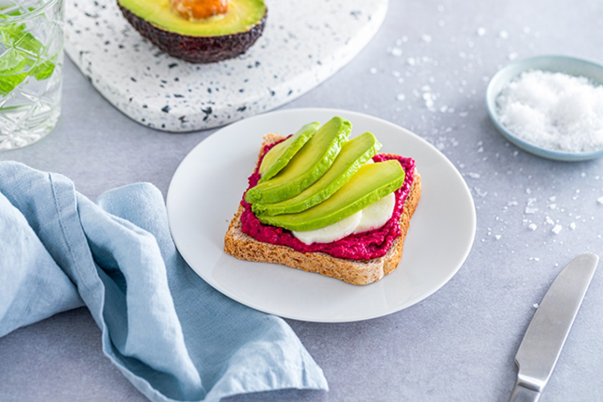 Emparedado con aguacate, halloumi y hummus de remolacha