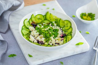 Ensalada de pepino con arándanos y queso feta