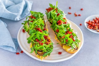 Baguette con queso brie, tomates secos y berenjena
