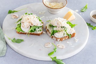 Sandwich met parmezaan, rucola en champignons
