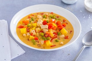 Gebakken soep met kalkoen, erwten en ananas