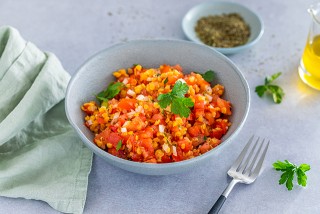 Salade van rode linzen en tomaten