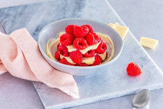 Gelaagde dessert van luchtige kaas, witte chocolade en frambozen