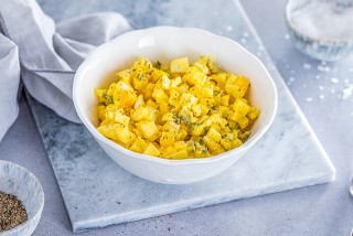 Eiersalade met appels en kerrie