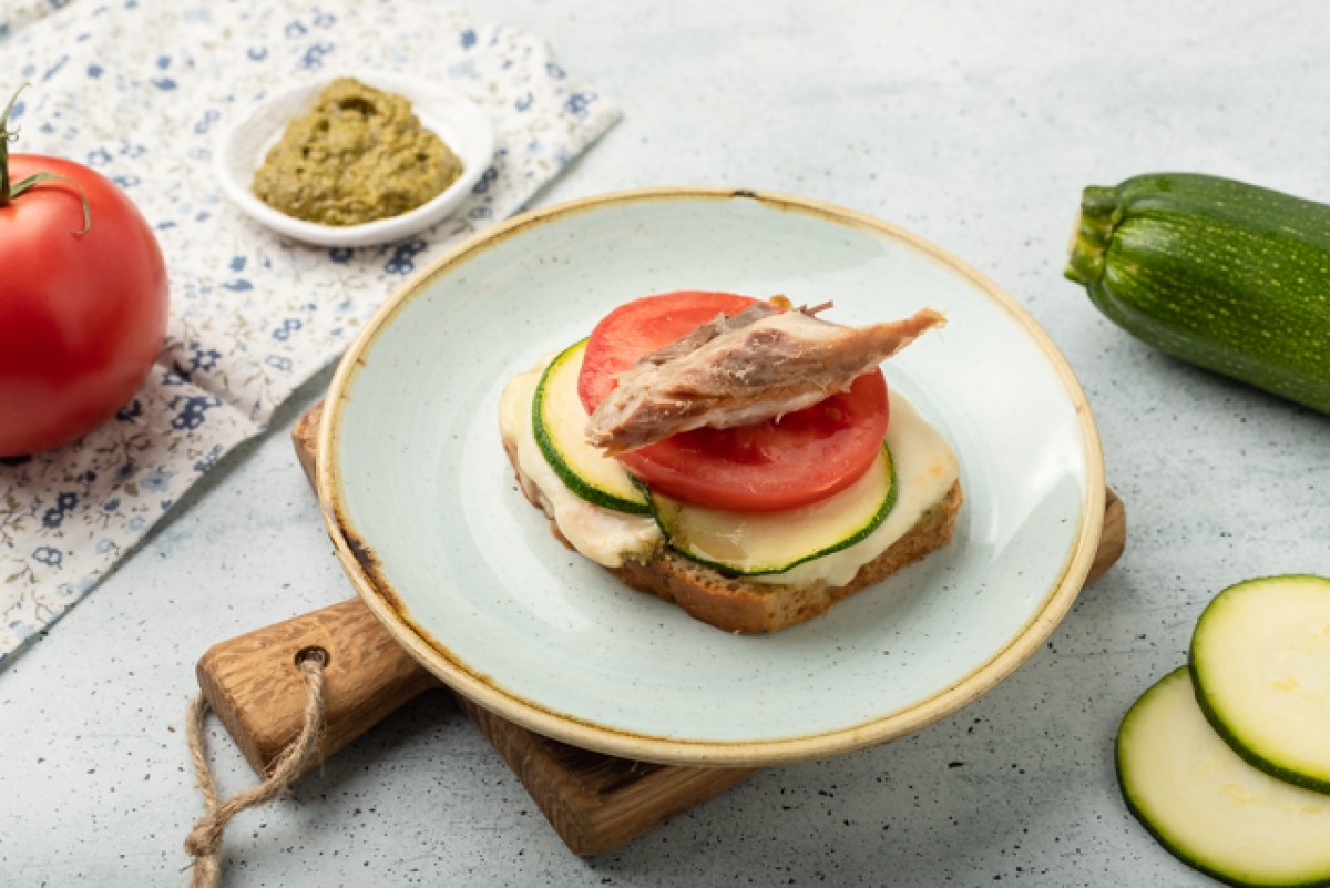 Toast mit Pesto, Makrele und Mozzarella