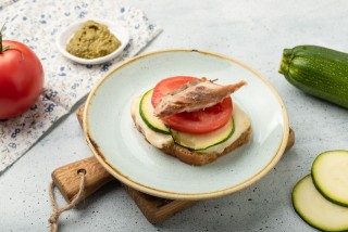 Toast mit Pesto, Makrele und Mozzarella