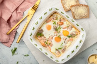 Uova al forno con salmone e aneto