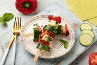 Brochetas de verduras con halloumi