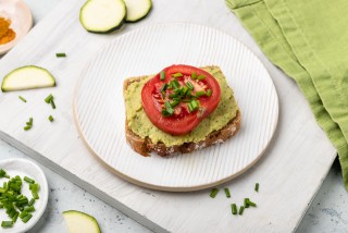 Courgette paste sandwich with curry powder and tomato
