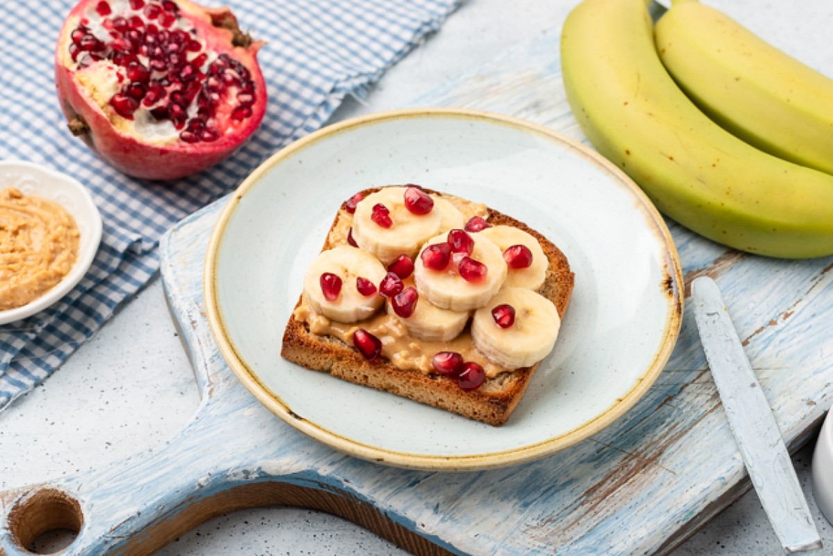 Sandwich met pindakaas, banaan en granaatappel