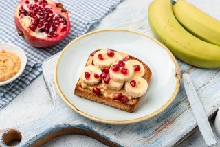 Sandwich met pindakaas, banaan en granaatappel