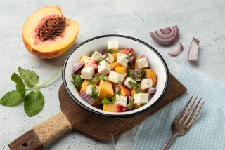 Nectarine met fetakaas en munt