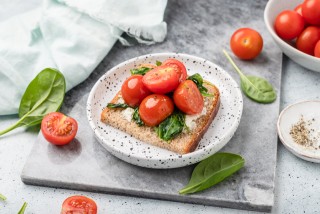 Sandwich met spinazie, cherrytomaatjes en fetakaas