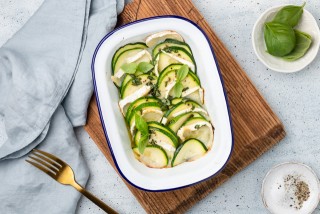 Courgette gebakken met geitenkaas, honing en basilicum
