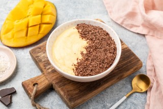 Yaourt à la mangue et noix de coco avec des pépites de chocolat