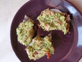 Sandwiches met avocado en tonijn smeersel