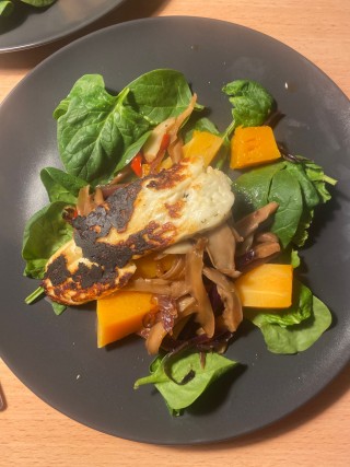 Halloumi in teriyaki with spinach