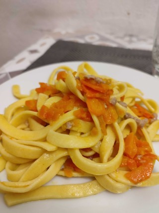 Fettuccine fatte in casa con salsiccia e carote