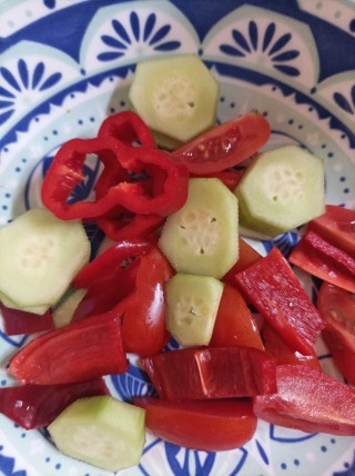 Insalata di cetrioli, pomodoro, peperone, porro