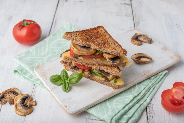 Sandwich met champignons, tomaat en kaas