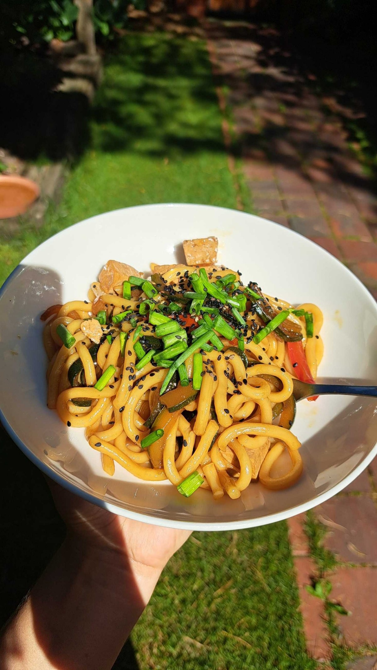 Miodowy udon z tofu i warzywami
