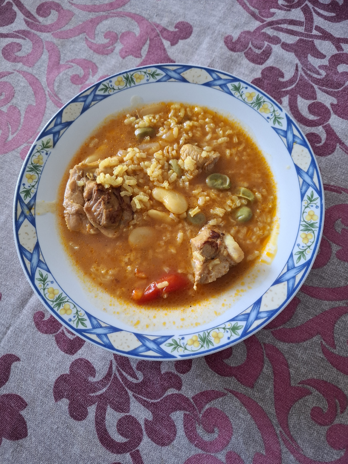 Arroz caldoso con pollo, alcachofas y habas