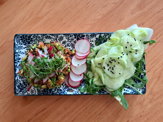 Lachs-Avocado-Tatar mit Wasabi-Gurkensalat